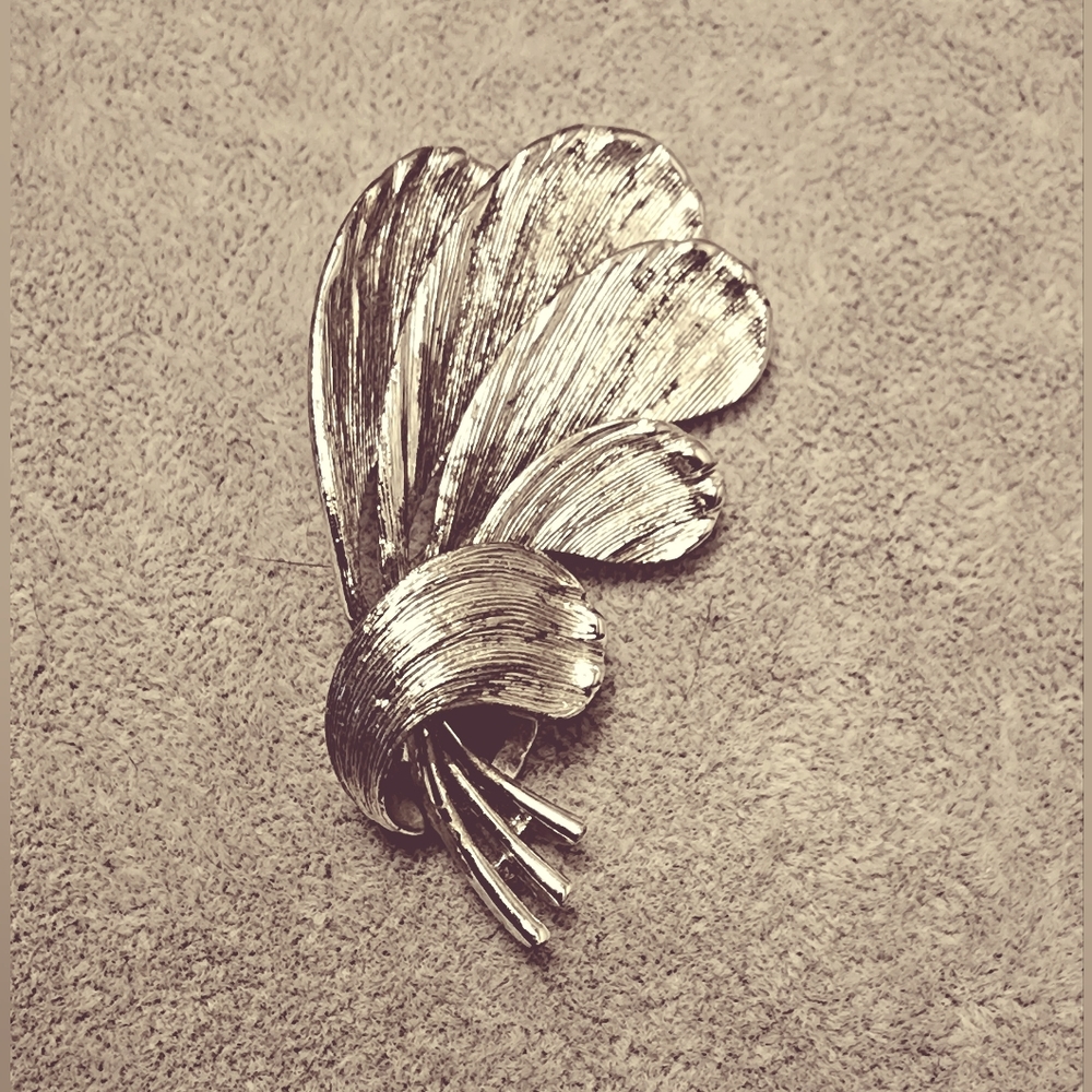 Vintage rare find Lisner high end luxury texture silver bushel bouquet brooch